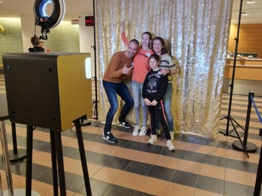 photobooth-huren-bedrijfsfeest Onze photobooth op een bedrijfsfeest: simpel te gebruiken, volledig te installeren, en direct resultaat binnen seconden. Gasten beleven lol, maken onbeperkt foto's, en ontvangen een uniek aandenken. Door onze top service, scherpe prijs en snelle installatie zorgen wij voor een zorgeloos feest. Boek vandaag nog en ontdek waarom iedereen onze photobooths aanbeveelt!